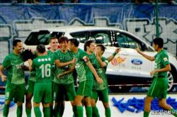 三亿体育体育注册-客场作战球队士气高昂，瞄准反客为主