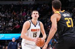 三亿体育体育网址-爵士外线火力全开，三分球命中率超过%