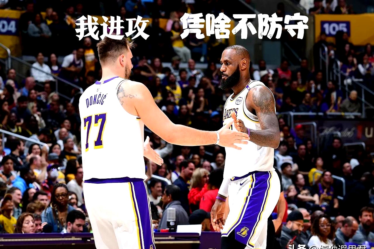 双方球队拼尽全力，篮球比赛分出胜负