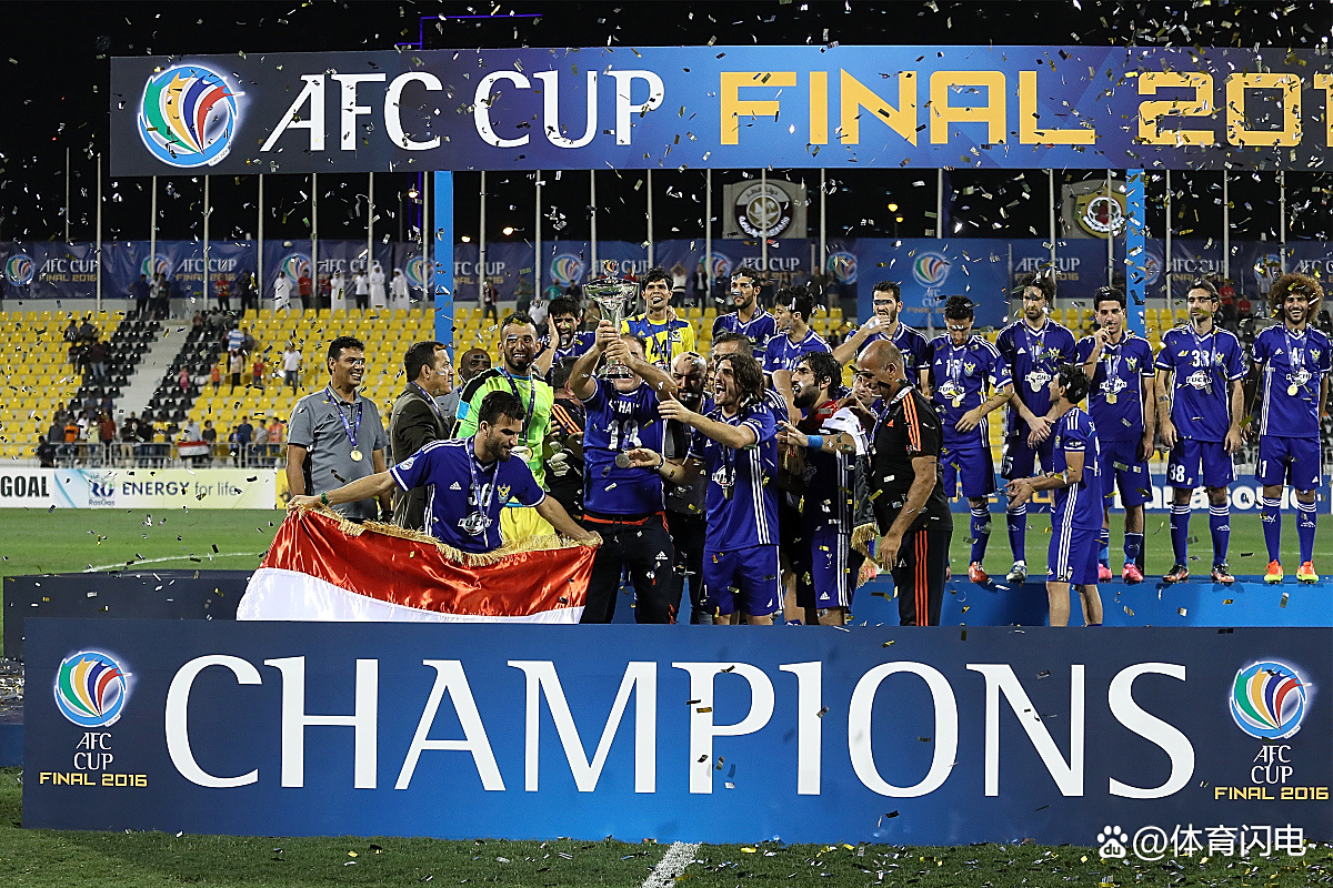 关于皇马逼近巴萨，西甲榜首争夺战呈白热化的信息