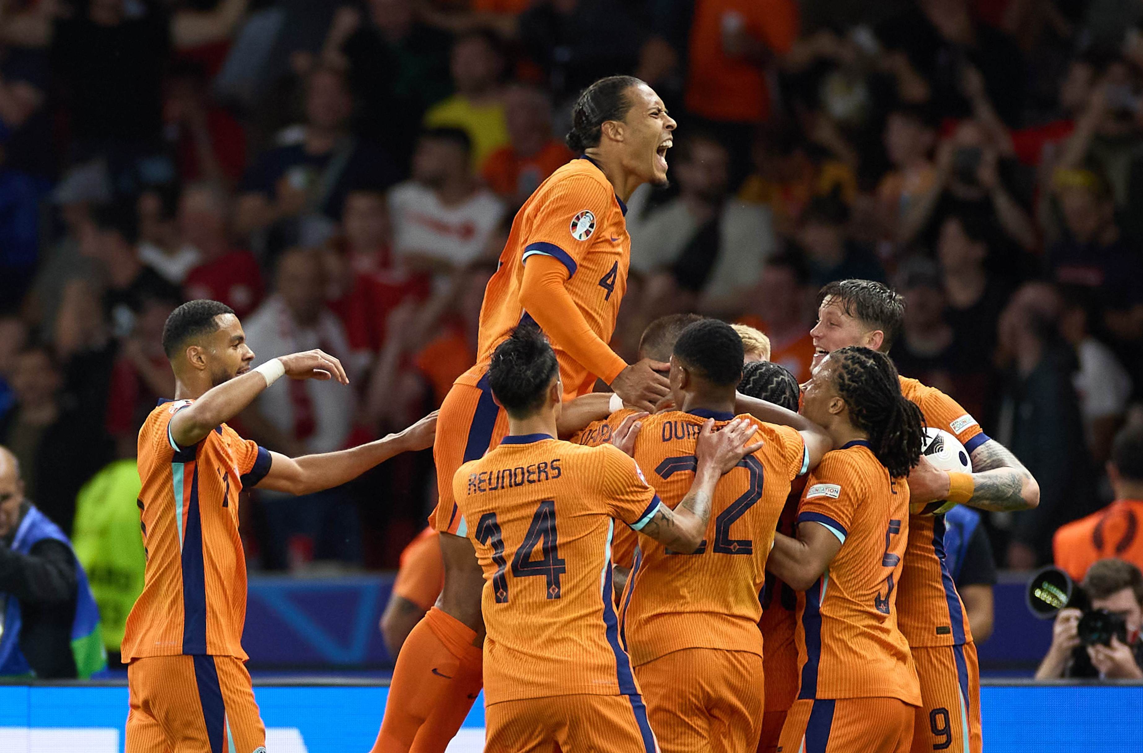 荷兰国家队携手晋级欧预赛淘汰赛的简单介绍