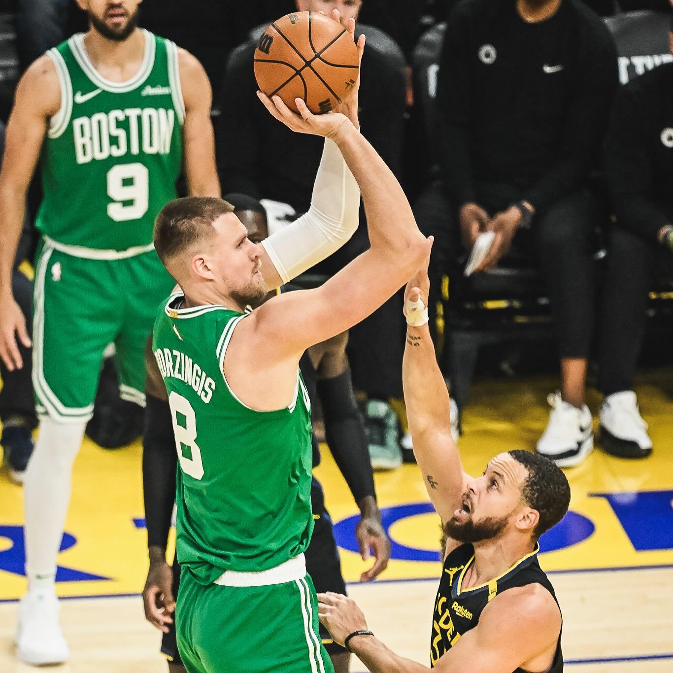 包含凯尔特人主场大胜火箭暂居东部第一的词条