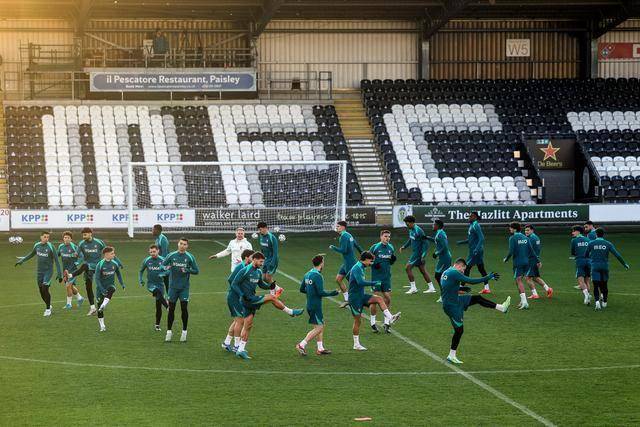 关于欧国联比赛淘汰赛阶段，球迷紧张期待胜出球队的信息