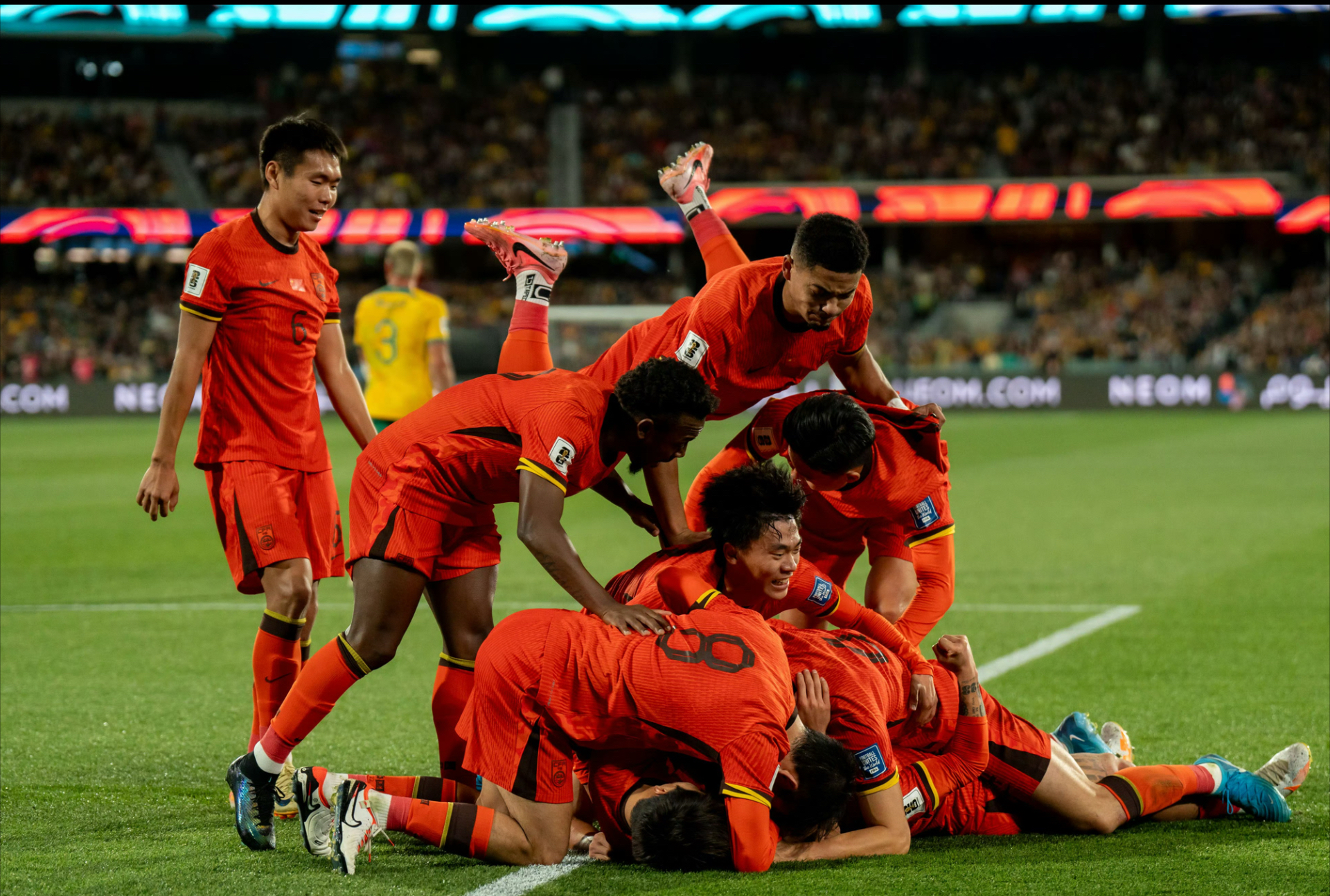 关于本土足球联赛战事激烈,球队斗志昂扬的信息 关于本土足球联赛战事激烈,球队斗志昂扬的信息