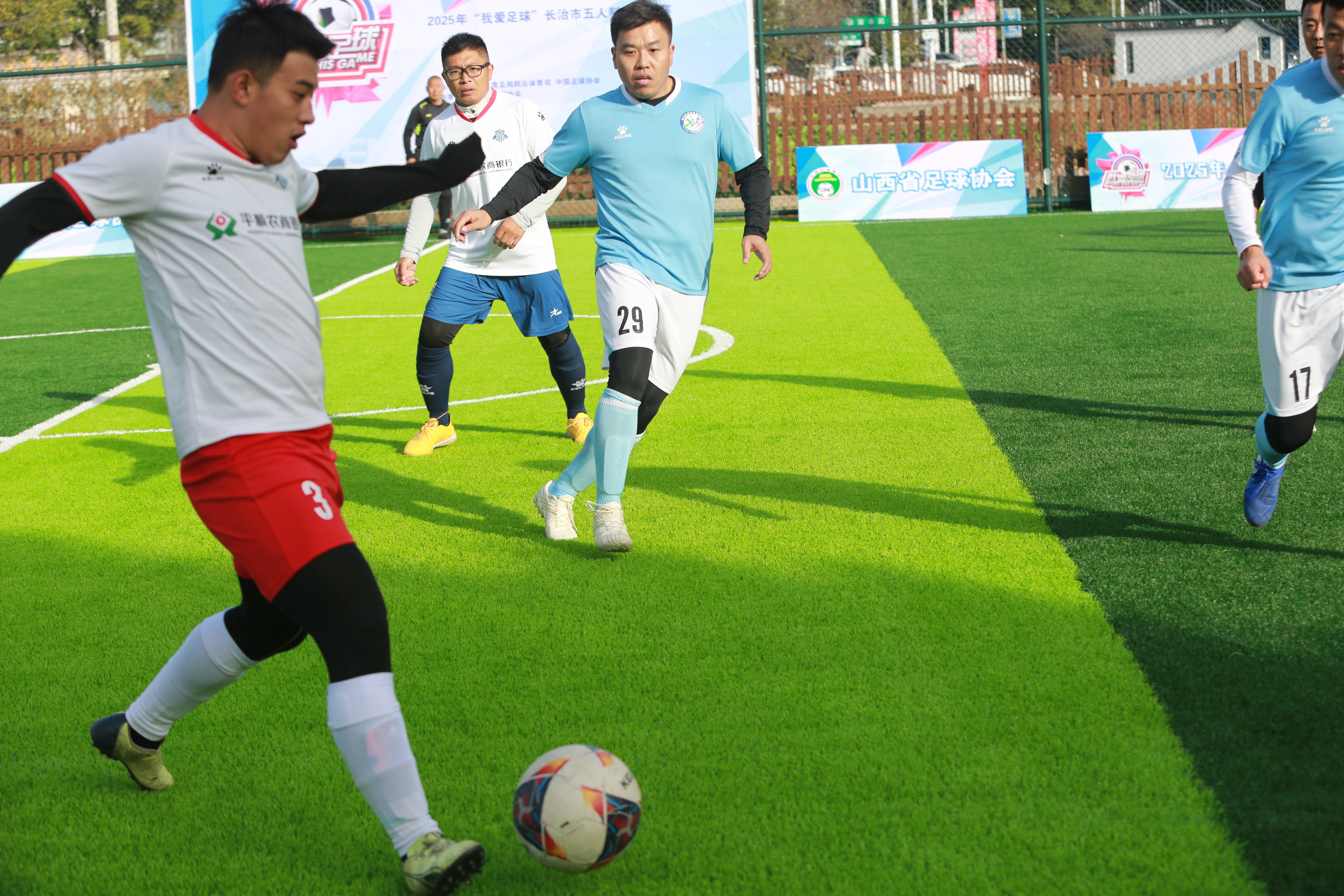 关于本土足球联赛战事激烈,球队斗志昂扬的信息 关于本土足球联赛战事激烈,球队斗志昂扬的信息