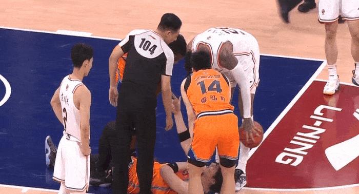 火爆比赛！篮球队与对手激烈对抗的简单介绍