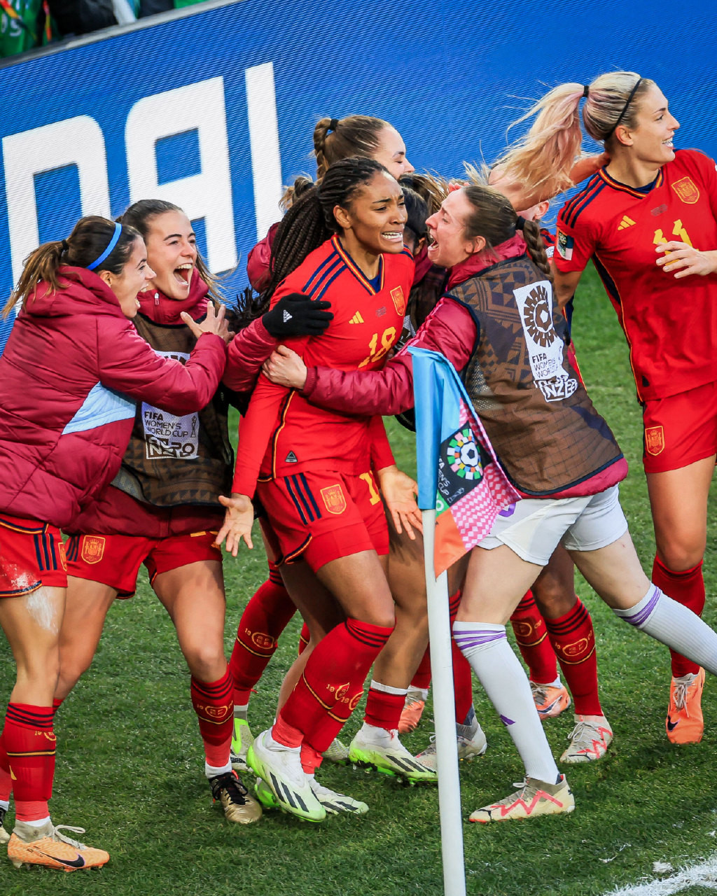 关于女足比赛中荷兰队表现不俗变为荷兰队表现稳健，势不可挡的信息